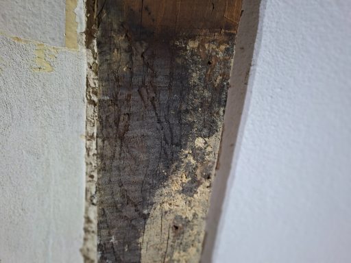 Deckenbalken vor der Reinigung